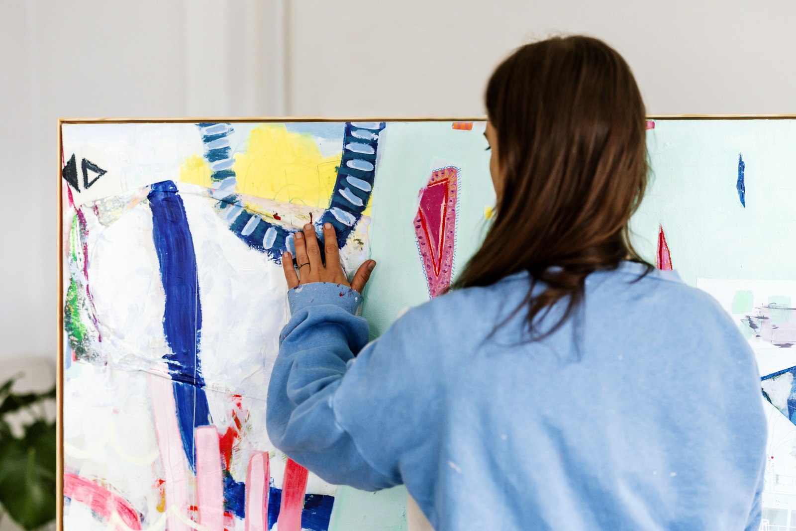 Fiona Dick working at the canvas